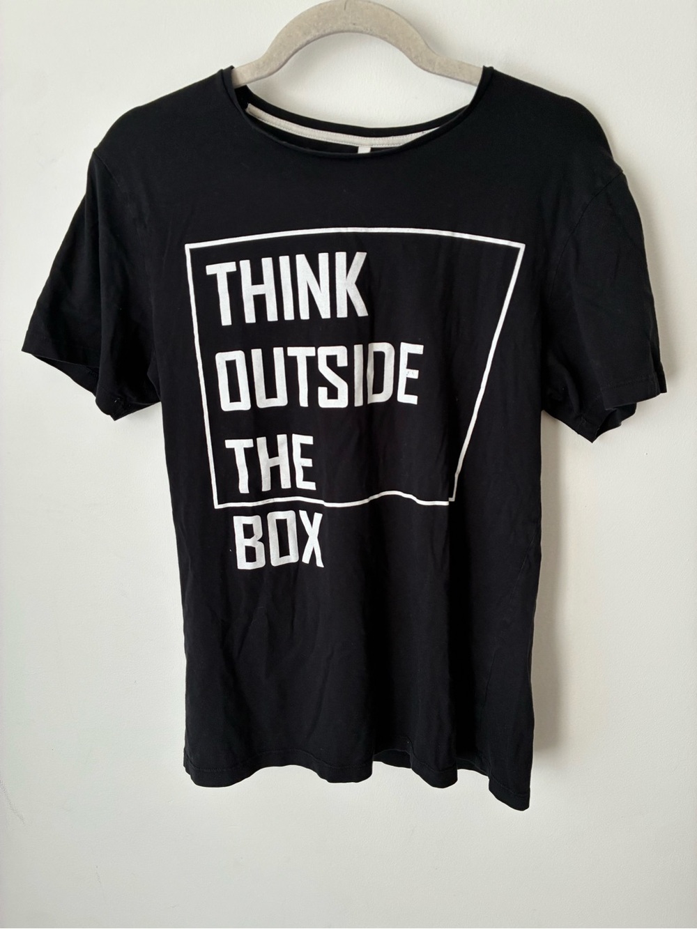 United Colors of Benetton T-Shirt Men’s Small Think Outside The Box Graphic Tee